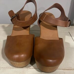 Cognac clogs
